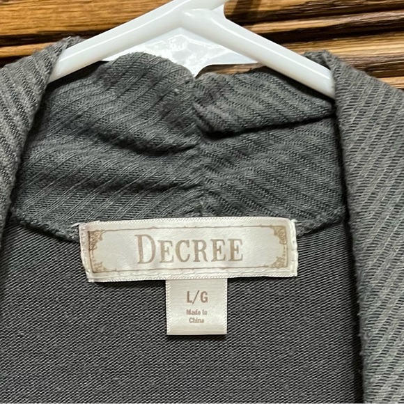 Decree gray short sleeve cardigan, size Large but fits like medium, smoke free - Picture 3 of 5